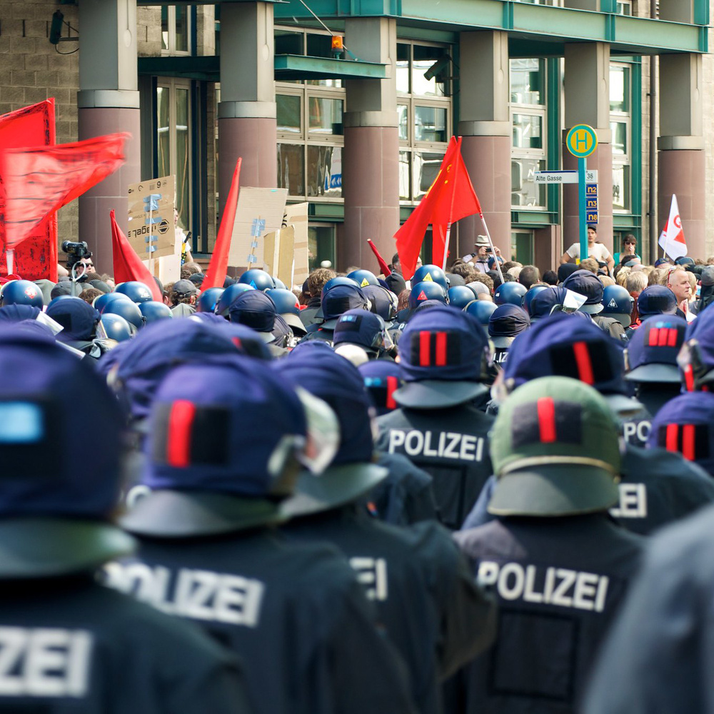 Beitragsbild: Versammlungsfreiheit gegen Gebühr? Die Polizei bittet zur Kasse