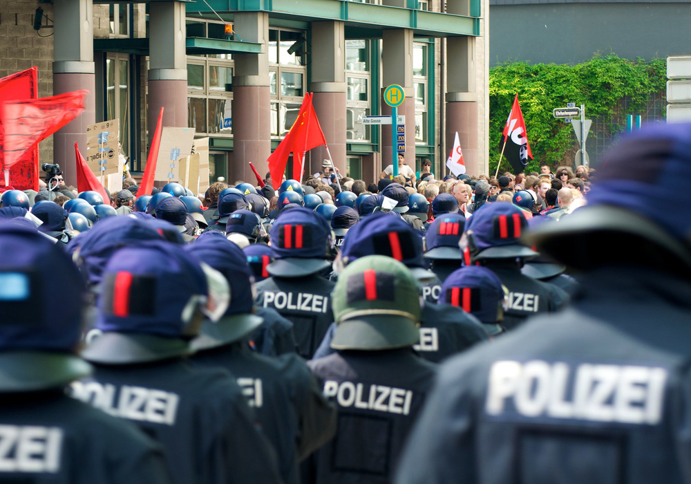 Beitragsbild: Versammlungsfreiheit gegen Gebühr? Die Polizei bittet zur Kasse