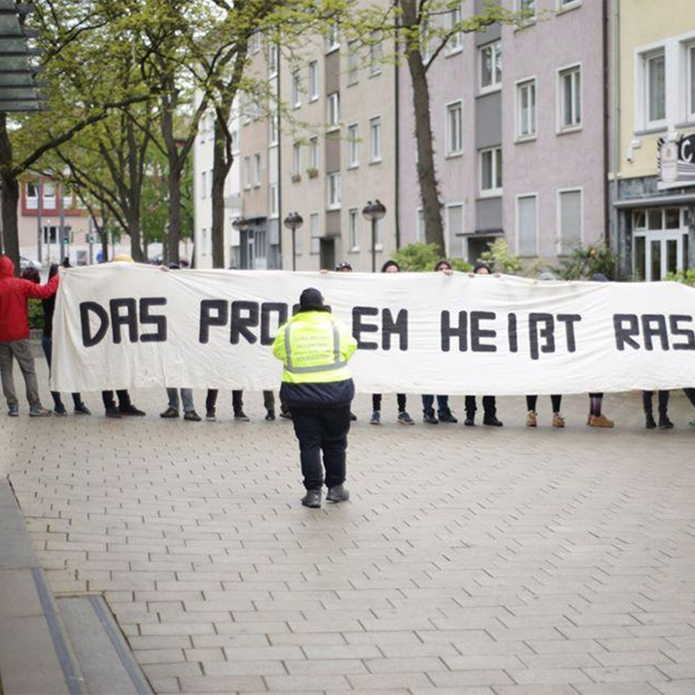 Beitragsbild: Gelbe Westen? Braune Streifen! Solidarität mit dem Angeklagten!