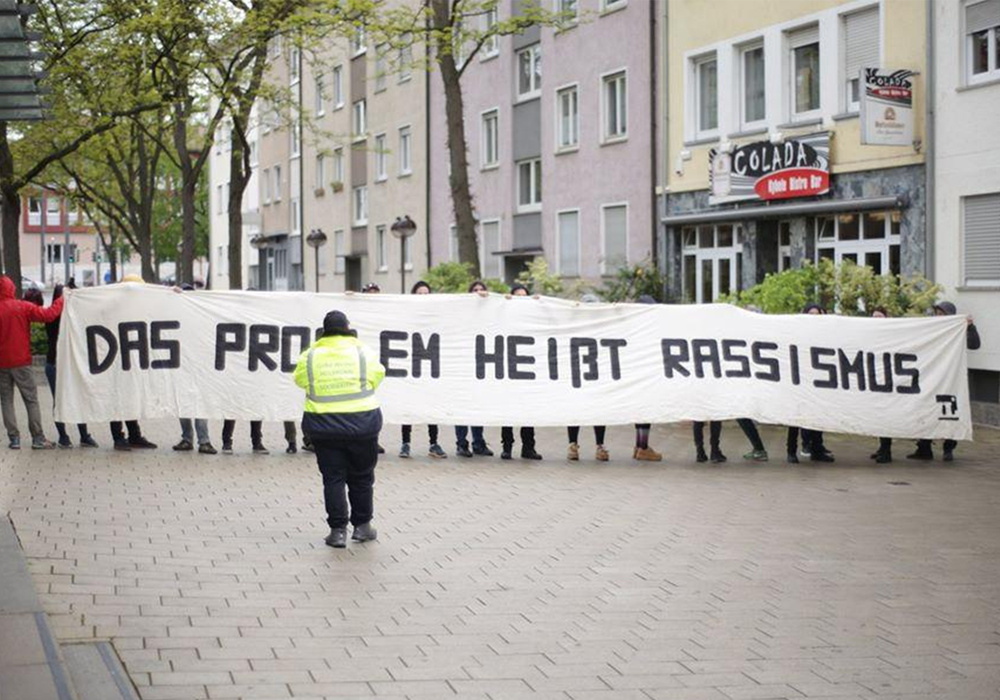 Beitragsbild: Gelbe Westen? Braune Streifen! Solidarität mit dem Angeklagten!